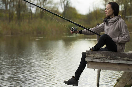 釣りをしている美人女性